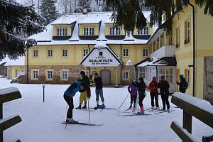 Do zimní zasněžené krajiny v Adršpachu a jeho okolí vyrazili o víkendu nadšení běžkaři.