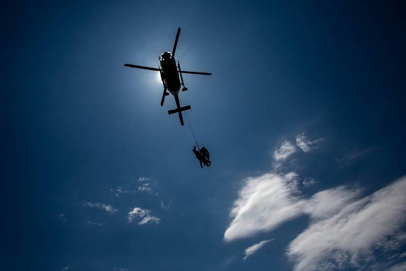 Dvoudenní výcvik, který se konal v oblasti Polických stěn na Broumovsku, měl za cíl procvičit záchranné práce ve skalním terénu, ať už s pomocí vrtulníku letecké záchranné služby, nebo bez něj.