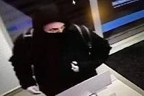 Muž v kapuci chtěl vyloupit bankomat. Poznáte ho?
