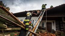 V obci Vršovka nedaleko Nového Města nad Metují spadl vzrostlý strom na dům, poškodil i zaparkovaný automobil.