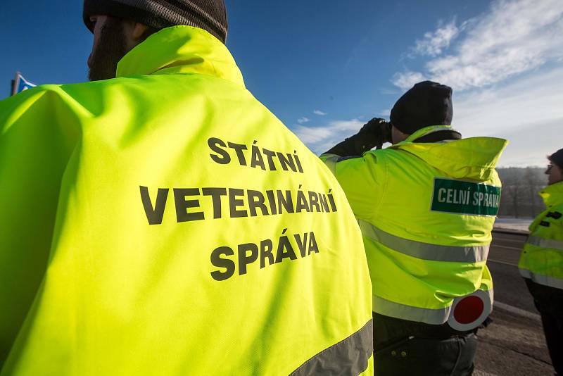 Nákladní auta vozící maso kontrolovali na hranicích s Polskem v Náchodě. Celní správa, policie a veterinární správa kontroluje dovážené potraviny.