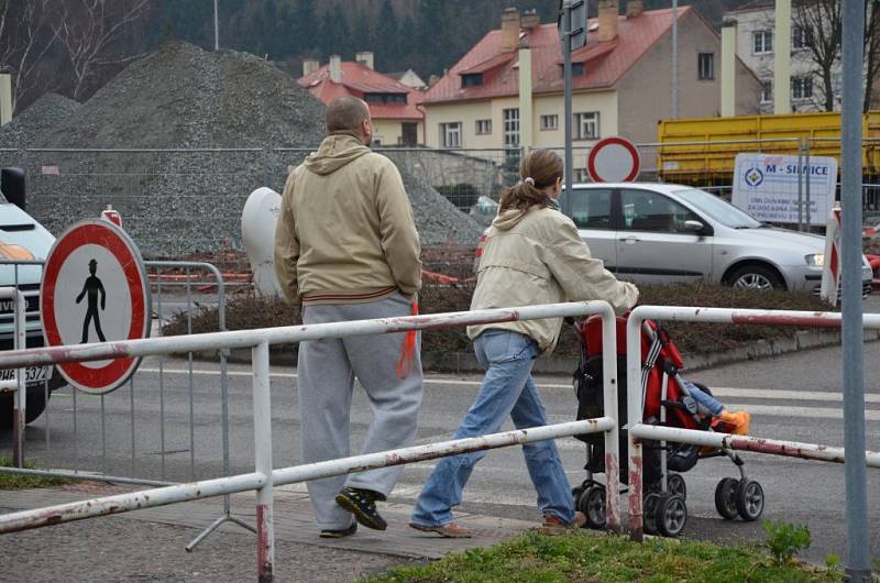 OPRAVA KRUHOVÉ KŘIŽOVATKY U ITÁLIE začala 17. března. Křižovatku čeká rozšíření a výstavba napojení nového autobusového terminálu, a to tak, aby doprava do budoucna byla plynulejší. Nyní však stavba přináší komplikace v dopravní situaci a objížďky. 