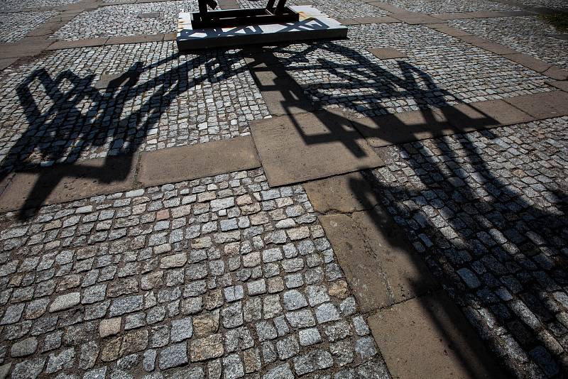 Sculpture line - mezinárodní sochařdký festival na náměstí v Broumově. Levitující postava sochaře Jakuba Flejšara a dílo Archimedon Lukáše Raise.