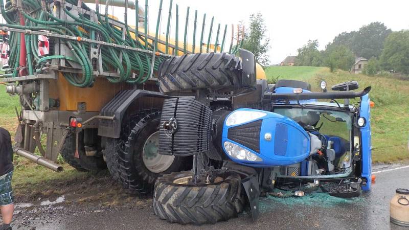 V zatáčce na silnici mezi Chvalkovicemi a obcí Dolany se střetl traktor s přívěsem a Škoda Fabia.