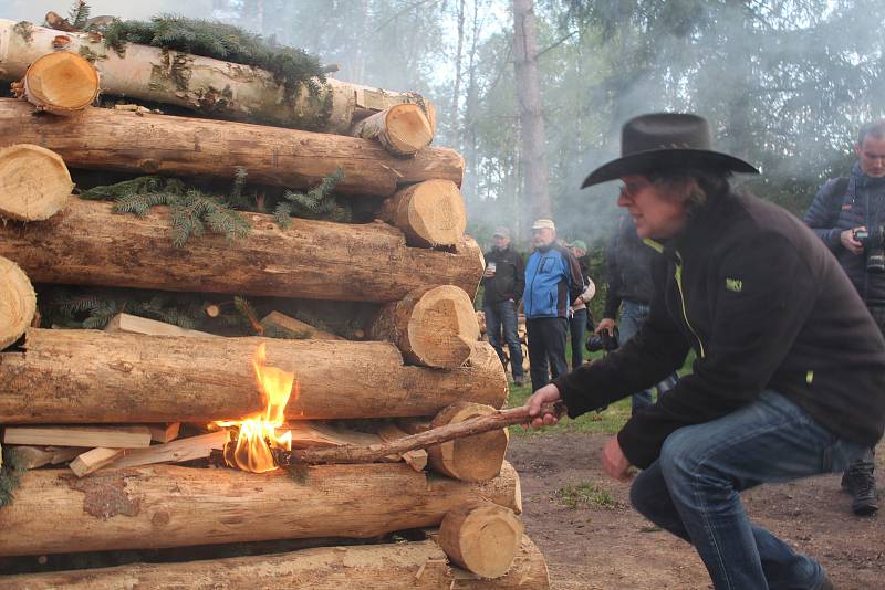 Farmáři z Broumovska se připojili k celoevropské akci a zapálením vatry protestovali proti návratu vlků do hospodářské krajiny.