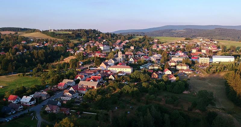 Stavební úpravy základní školy, přístavba mateřské školy či vybudování cyklostezka Nový Hrádek, Dlouhé – Taszow a jiné projekty napomáhají k lepší kvalitě života.