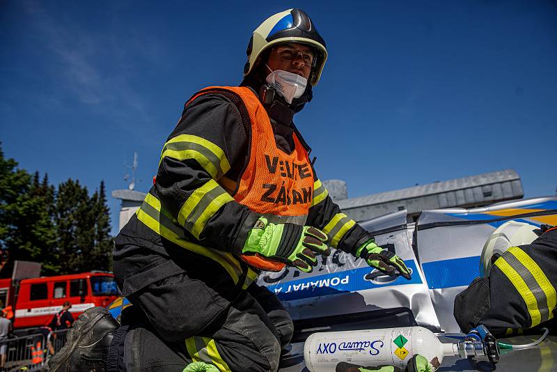 Vyprošťování zraněných osob z havarovaných vozidel je vysoce specifickou činností. Jediní, kdo tyto speciální záchranné činnosti vykonávají, jsou právě hasiči.