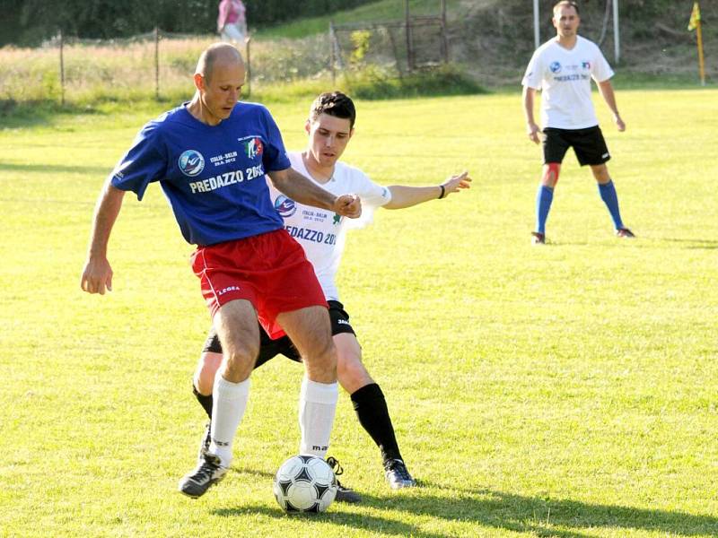 Italští reprezentanti ve skocích na lyžích si zahráli mezinárodní fotbalové utkání s týmem BKL Machov. Ten tvořili bývalí závodníci ve skocích na lyžích nebo ti, kteří skoky trénovali.  