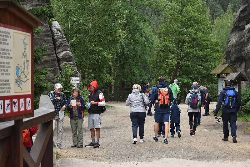 Přímou linku z Wałbrzychu do Adršpachu polští turisté zatím nevyužívají na plnou kapacitu. V meziročním srovnání jich rapidně ubylo. V Adršpachu tak zatím jednoznačně převažují domácí turisté.