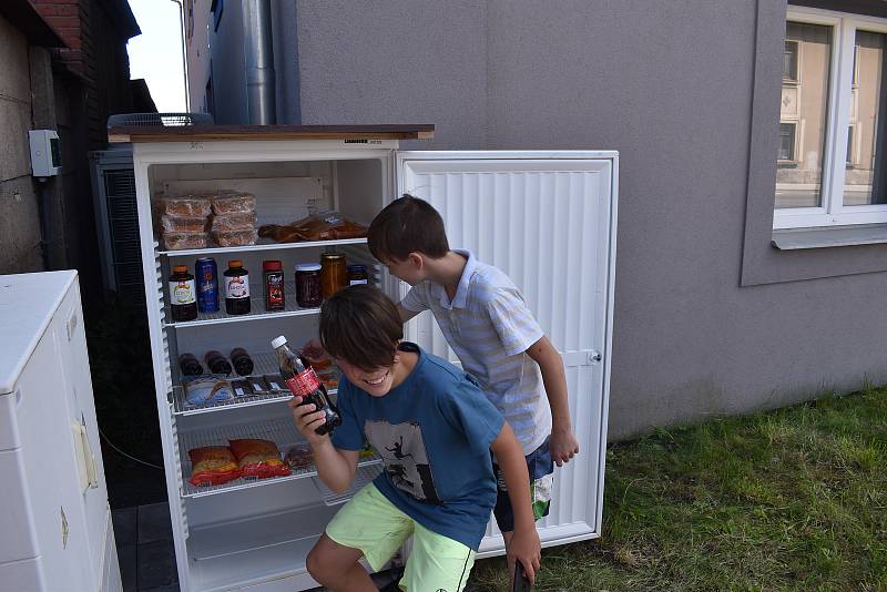 Myšlenkou veřejné lednice je, aby sloužila komukoliv a byla přístupná všem bez rozdílu. Na jedné straně do ní každý může cokoliv dát (v rámci pravidel) a na straně druhé si z ní každý může cokoliv vzít.