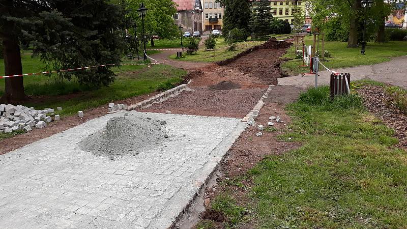 Zhruba 140 metrů dlouhý úsek přes Schrollův park je vydlážděn žulovými kostkami.