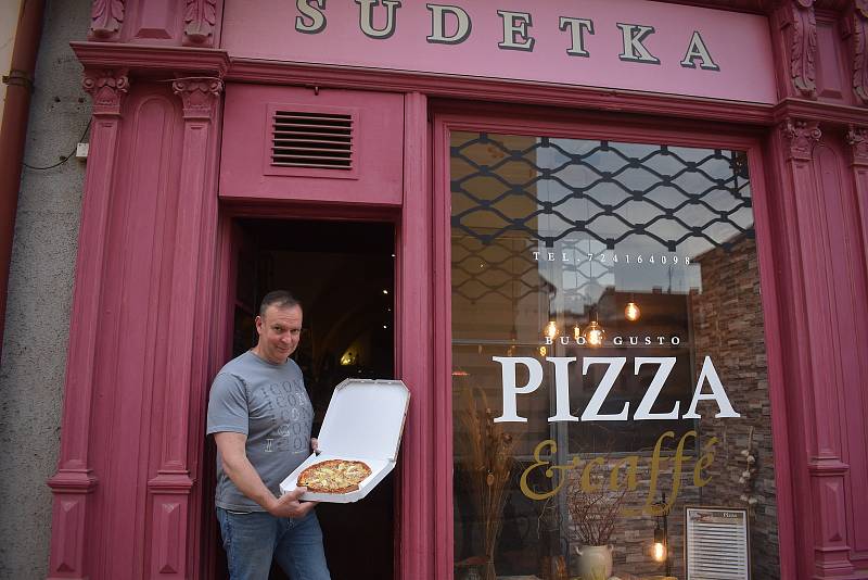 Do pizzerie Sudetka se vrací zákazníci i po mnoha letech na vyhlášenou pizzu.
