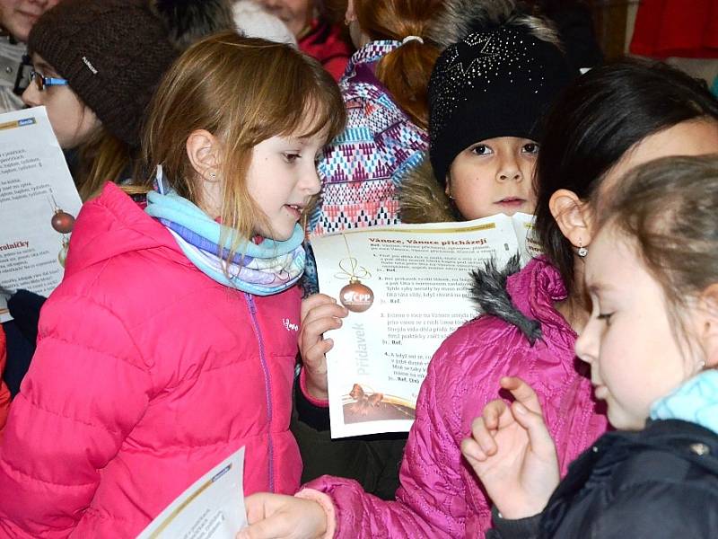 Akce Česko zpívá koledy ve vstupní hale náchodské knihovny