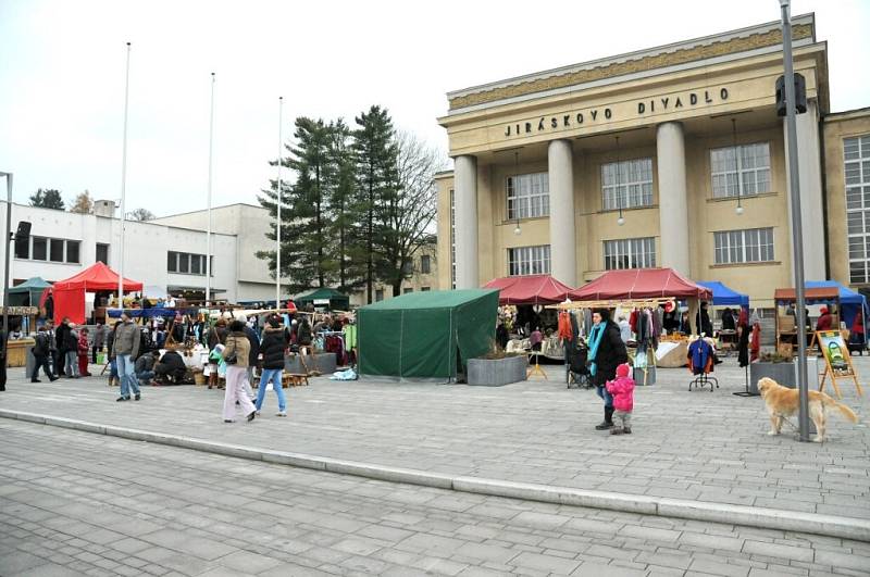 V neděli, tradičně týden před adventem, ožil Čapkův sál a část hronovského náměstí vánočními trhy.