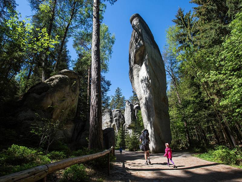 Skalní město Adršpach je o víkendech a prázdninách po velkým náporem tisíce turistů. Mnohdy zde kolabuje doprava.