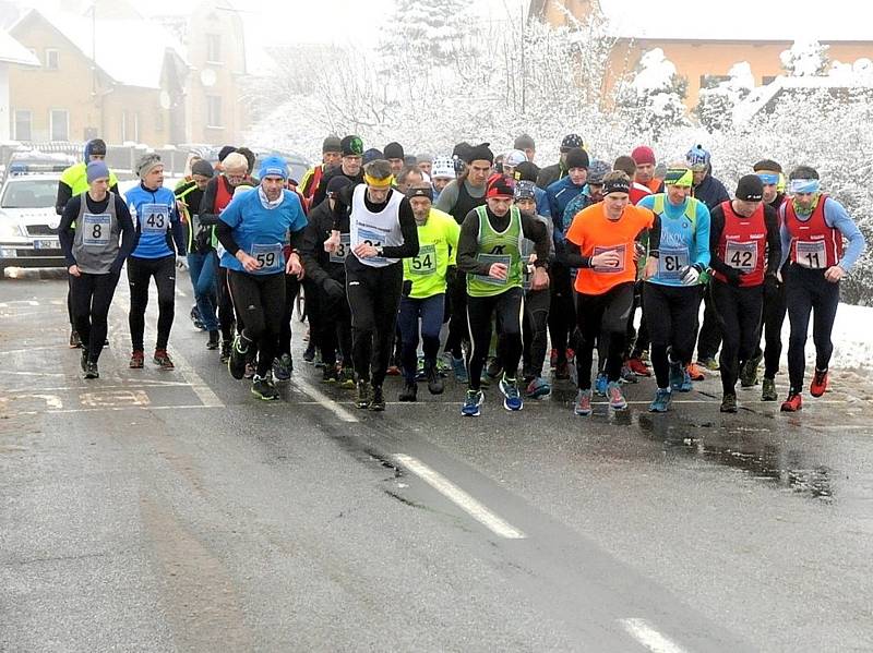 Na start Novoročního běhu se postavilo šedesát sportovců.