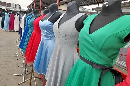 Fotogalerie: Dámské společenské šaty a pánské obleky pořídíte i v Polsku na  tržnici v Kudowě Zdrój - Náchodský deník