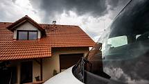V Novém Městě nad Metují zasáhl blesk střechu rodinného domu.