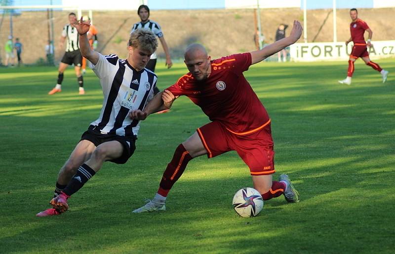 Souboj Náchoda na hřišti Kolína nabídl řadu zajímavých momentů a hlavně i vyrovnanou koncovku. V ní měli více štěstí domácí fotbalisté, kteří vyhráli 2:1.