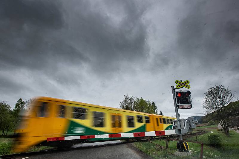 Adršpach zažívá nájezdy zejména polských turistů, stovky aut míří do skalního města. Dopravu musí řídit jak policie, tak dobrovolní hasiči.