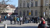 Na hronovském náměstí lidé protestovali proti vládním opatřením okolo koronavirové situace.  Hlavní slovo měl občanský aktivista David Tesař, který vybízel ke změně strachu a nepřátelství na prosperitu a radost. Výzvu k nasazení roušek takřka nikdo neresp