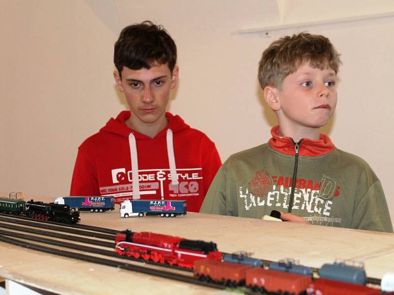 V českoskalické klubovně zahrádkářů se do neděle koná výstava železničních modelů. 