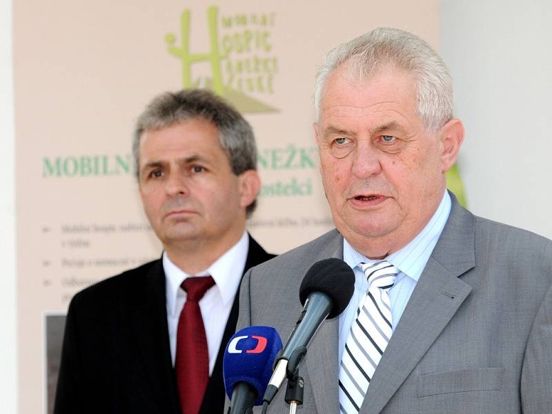 PREZIDENT Miloš Zeman, kardinál Dominik Duka a ředitel červenokostelecké Oblastní charity Miroslav Wajsar poklepali základní kámen nové budovy, která bude sloužit mobilnímu hospici. 