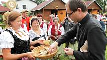 STAROSTKA nakrájela domácí chléb, ochutnali všichni.     