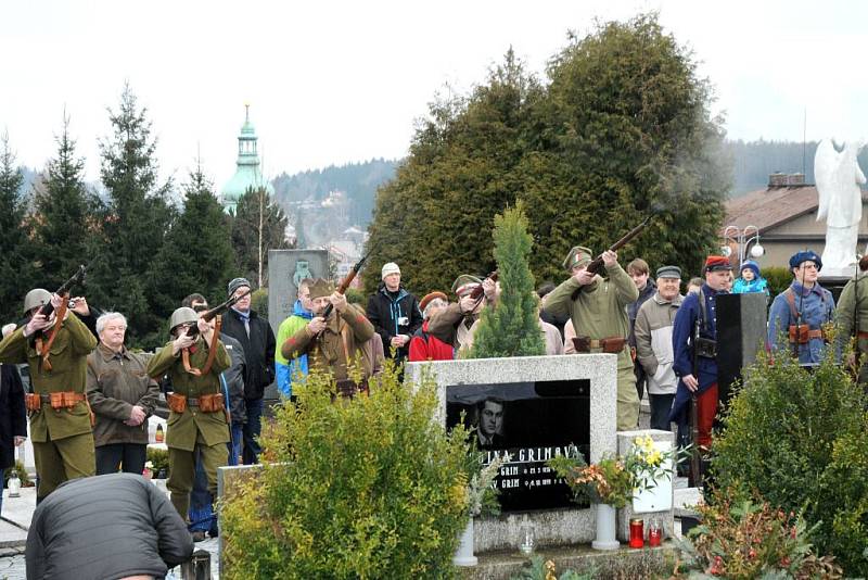 NÁHROBEK s pamětní deskou generála Jana Kratochvíla slavnostně odhalil v neděli odpoledne na červenokosteleckém hřbitově náčelník Generálního štábu Armády České republiky armádní generál Petr Pavel za přítomnosti představitelů města a místního disentu.