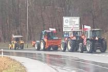 Cílem jízdy desítek traktorů z Náchodska bude hranice s Polskem, kde se čeští zemědělci potkají s polskými kolegy.