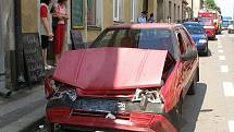 V Palackého ulici v Jaroměři se v pondělí 9. června střetla osobní vozidla Škoda Favorit a Hyundai. Při tomto karambolu byly tři osoby zraněny.  