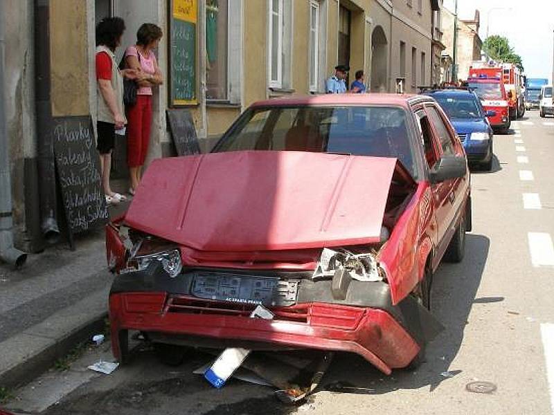 V Palackého ulici v Jaroměři se v pondělí 9. června střetla osobní vozidla Škoda Favorit a Hyundai. Při tomto karambolu byly tři osoby zraněny.  