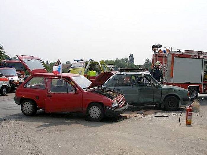 Jednotky hasičů vyjely ve středu 11. června odpoledne k likvidaci následků dopravní nehody dvou osobních automobilů v této obci na Českoskalicku. Také při této nehodě byly tři osoby zraněny.