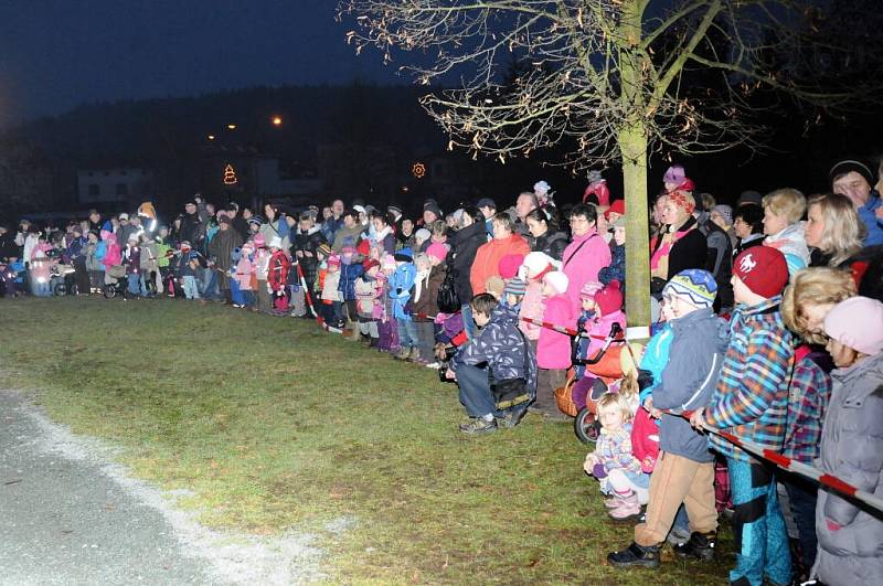 Přes dva tisíce let starým biblickým příběhem ze starobylého Betléma o zrození spasitele ožilo v podvečer prostranství u vánočního stromu v Červeném Kostelci.