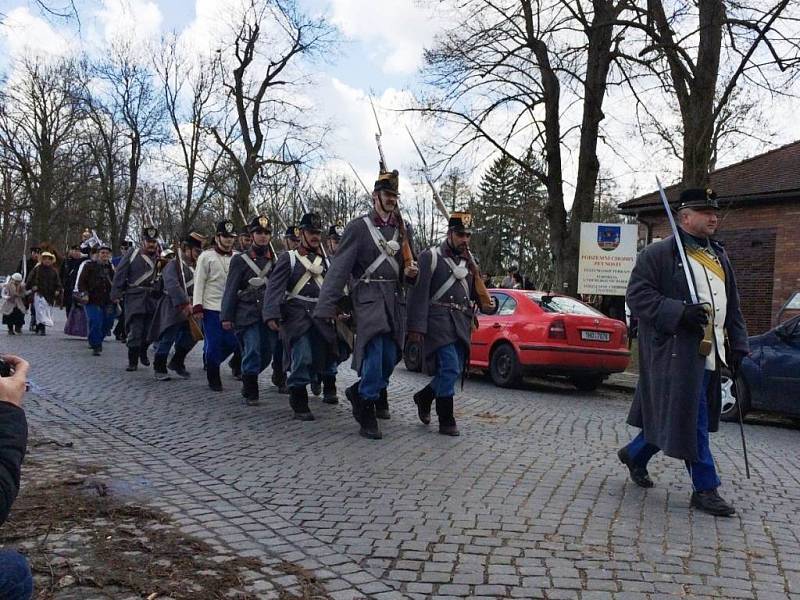 RAKOUSKÉ A PRUSKÉ jednotky pochodovaly pevnostním městem Josefov, aby zde zahájily turistickou sezónu. 