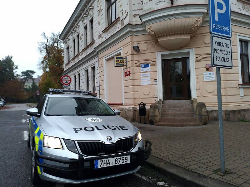 Nové oddělení dálniční policie našlo útočiště na místním obvodním oddělení Policie ČR v Jaroměři.