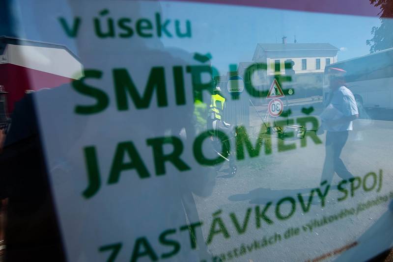 Výluka na trati přes Jaroměř. Zřízena je náhradní autobusová doprava.