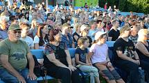 Akustický koncert kapely Čechomor se první červencovou neděli večer nesl letním kinem v autokempu u Rozkoše.