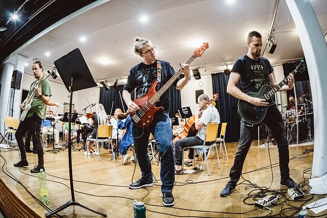 Přípravy na speciální set věnovaný hudbě Bedřicha Smetany, který zazní na metalovém festivalu, jsou v plném proudu a muzikanti už mají za sebou první generální zkoušku.