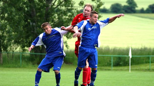 POUZE BOD uhráli fotbalisté Provodova (v modrém), kteří doma remizovali s Českým Meziříčím 2:2.