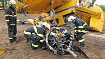Nehoda práškovacího letadla, které se zřítilo dnes dopoledne u obce Chvalkovice na Náchodsku.