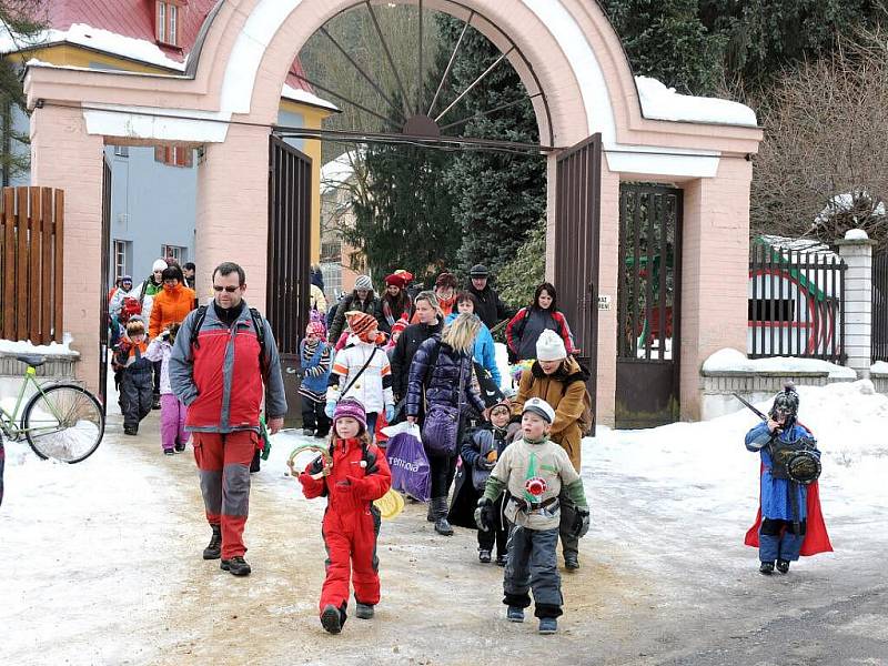 Ve Velkém Poříčí pořádala masopust místní mateřská školka. V čele průvodu vyhrával dechový orchestr mladých z hronovské základní umělecké školy pod vedením Miloše Meiera. 