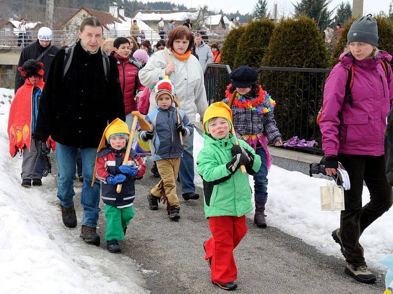 Ve Velkém Poříčí pořádala masopust místní mateřská školka. V čele průvodu vyhrával dechový orchestr mladých z hronovské základní umělecké školy pod vedením Miloše Meiera. 