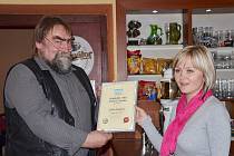 EVA BENEŠOVÁ, inspektorka distribuce Náchodského deníku, předala Ivanu Konvalinovi, majiteli Cyklo hostince, certifikát ohledně vítězné „Hospůdky roku“.