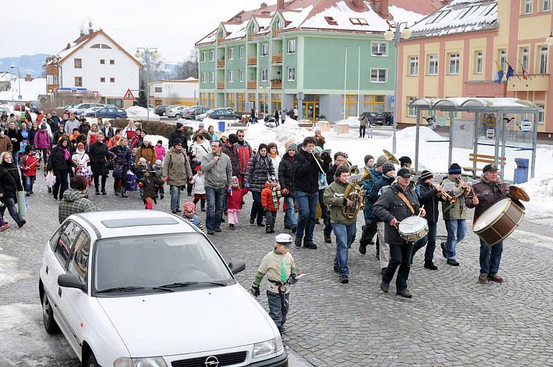 Ve Velkém Poříčí pořádala masopust místní mateřská školka. V čele průvodu vyhrával dechový orchestr mladých z hronovské základní umělecké školy pod vedením Miloše Meiera. 