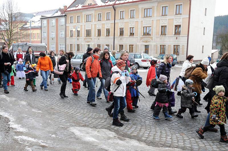 Ve Velkém Poříčí pořádala masopust místní mateřská školka. V čele průvodu vyhrával dechový orchestr mladých z hronovské základní umělecké školy pod vedením Miloše Meiera. 