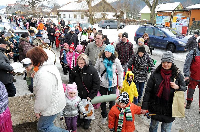 Ve Velkém Poříčí pořádala masopust místní mateřská školka. V čele průvodu vyhrával dechový orchestr mladých z hronovské základní umělecké školy pod vedením Miloše Meiera. 