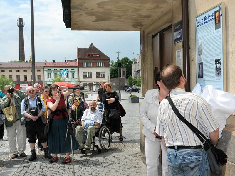 Aloisu Jiráskovi a Egonu Hostovskému byly slavnostně odhaleny nové pamětní desky. 