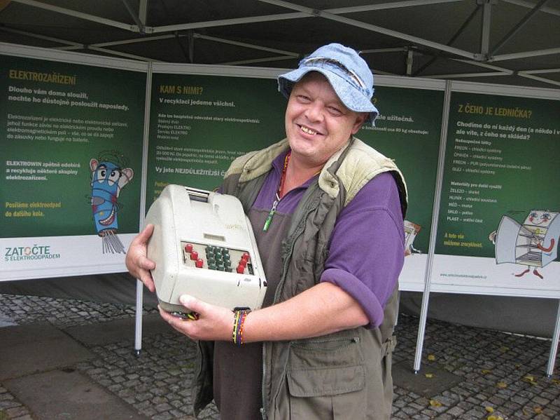 Dopolední program akce "Zatočte s elektroodpadem" patřil zejména školním dětem, pro které které tým promotérů sehrál i krátkou pohádku. Po celý den pak mohli obyvatelé města okolí přinášet vysloužilé elektrospotřebiče, za něž si odnesli drobné dárky. 