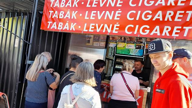 Češi se zlozvyku nezbaví. Pro levnější cigarety jezdí stále častěji do  Polska - Náchodský deník